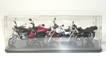 バイク模型を納めたダイソーの展示ケース