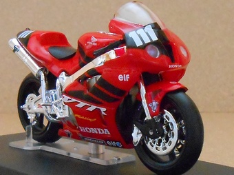 真っ赤なホンダVTR1000の模型
